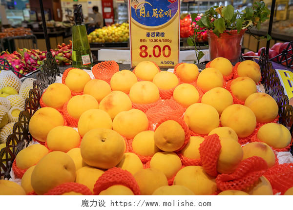 实拍水果超市黄桃特写水果特写超市超市货架超市内景